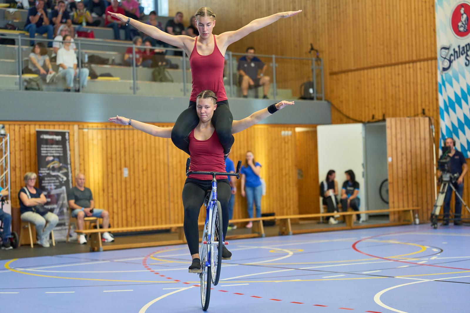 Lisa und Sara Knobelspies beim Zweier-Kunstradfahren