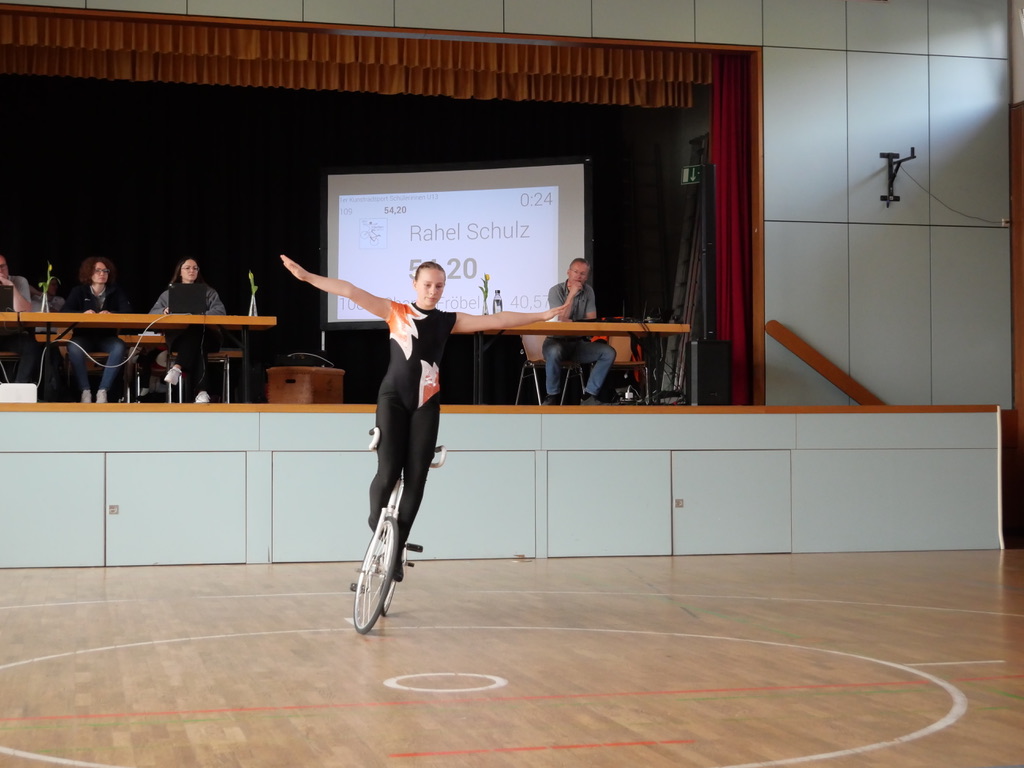Rahel Schulz beim Kunstradfahren